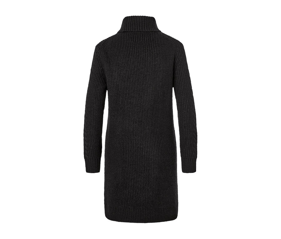 Detail černého dlouhého pleteného svetru s copánkovým vzorem.