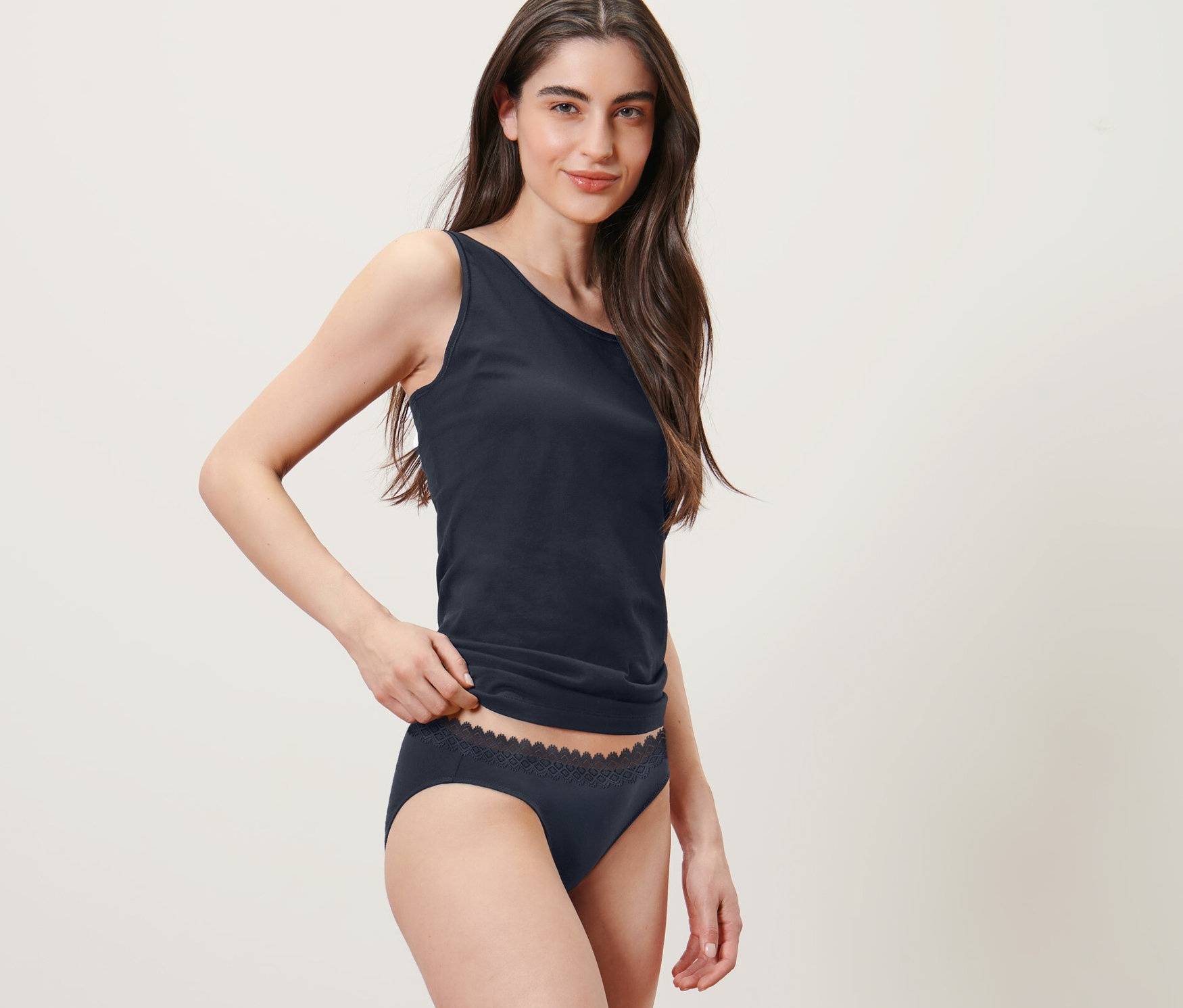 Žena pózuje v tílku a kalhotkách, 2 ks, tmavě modré.