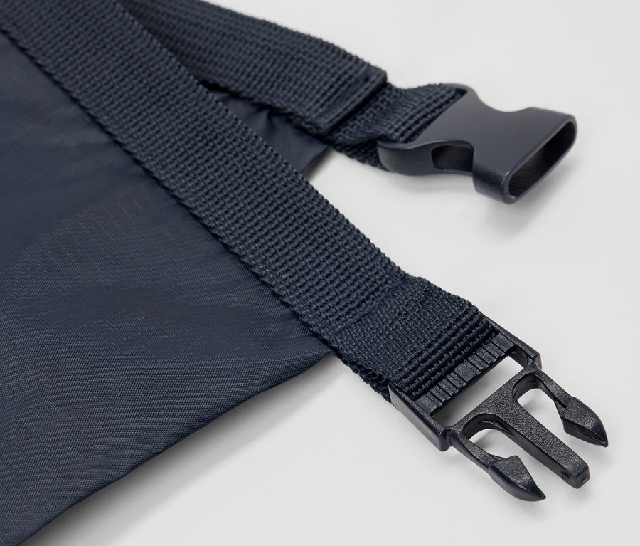 Detail modrého nepromokavého vaku se zapínáním.