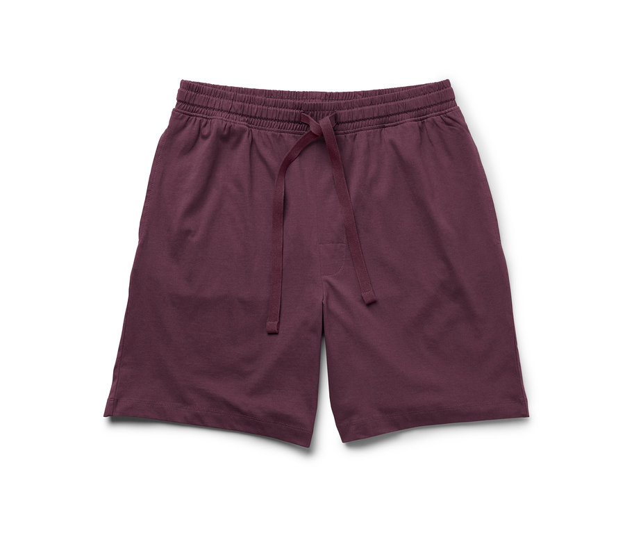 Pohodlné šortky na bílém pozadí.