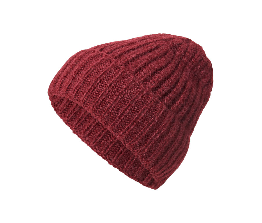 Pletená čepice s vlnou na bílém pozadí.