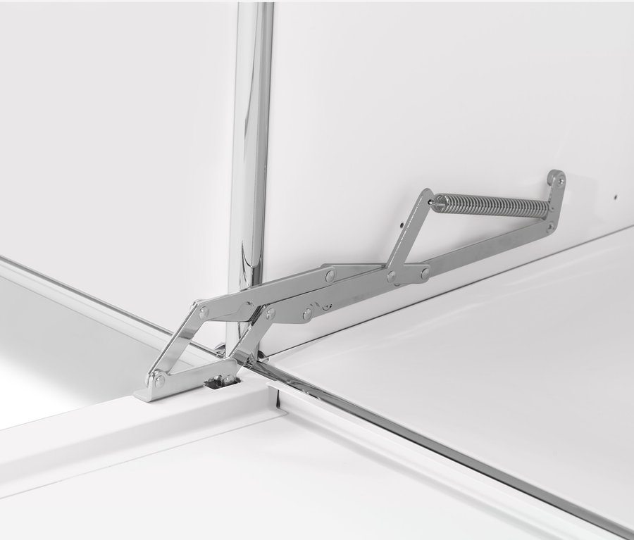 Detail mechanismu výklopných dvířek bílé skříňky CN3.