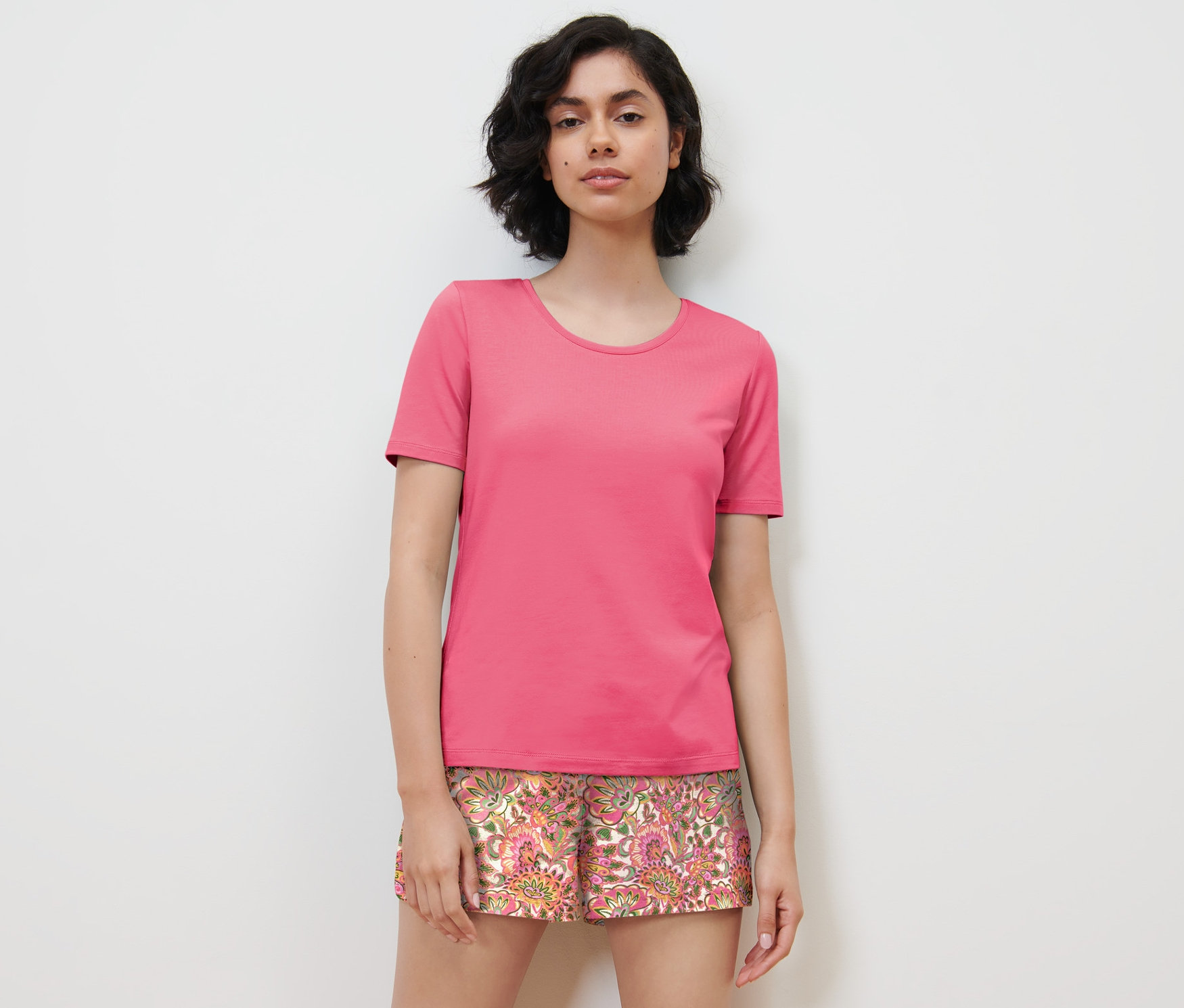 Žena má na sobě krátké pyžamo.