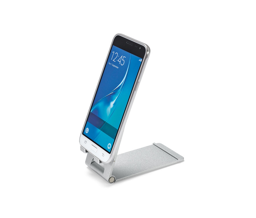 Stříbrný smartphone je umístěn ve stojanu na smartphone a tablet.