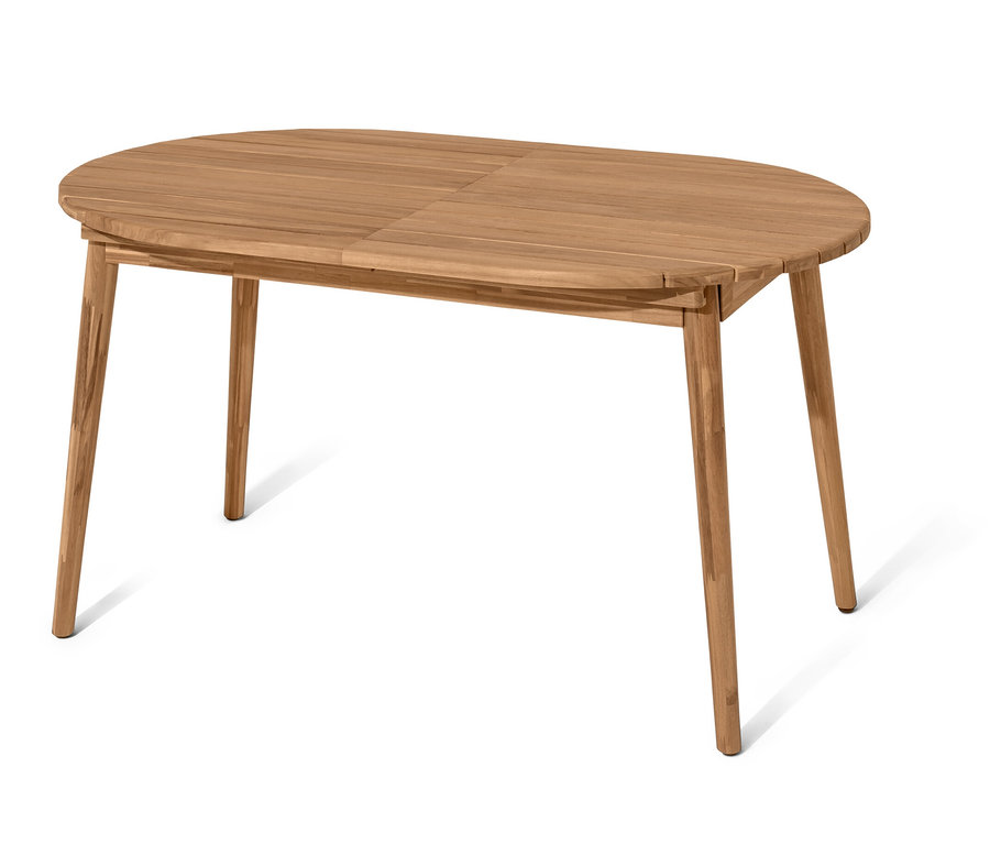 Oválný rozkládací stůl ze světlého dřeva se čtyřmi nohami.
