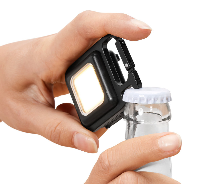 Ruka otevírá láhev pomocí multifunkčního světla.