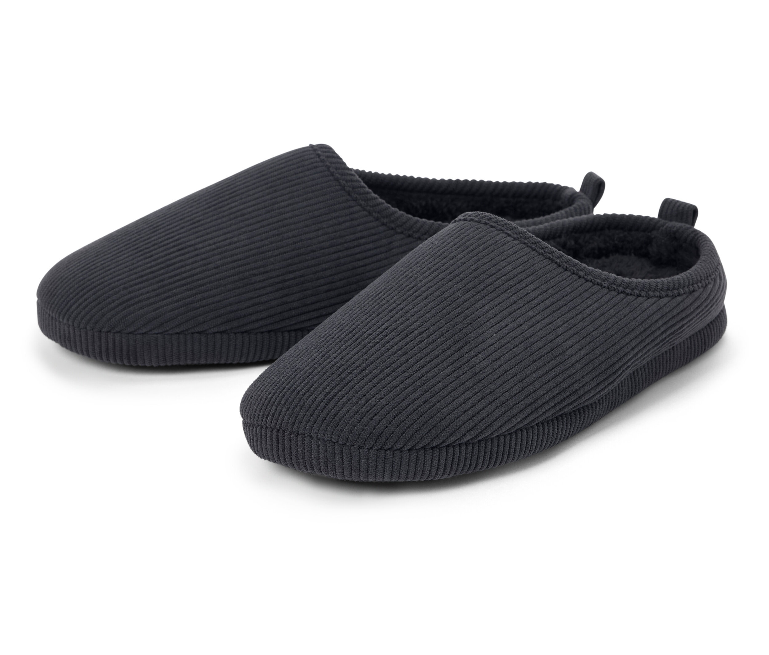 Dva černé, žebrované pantofle na bílém pozadí.