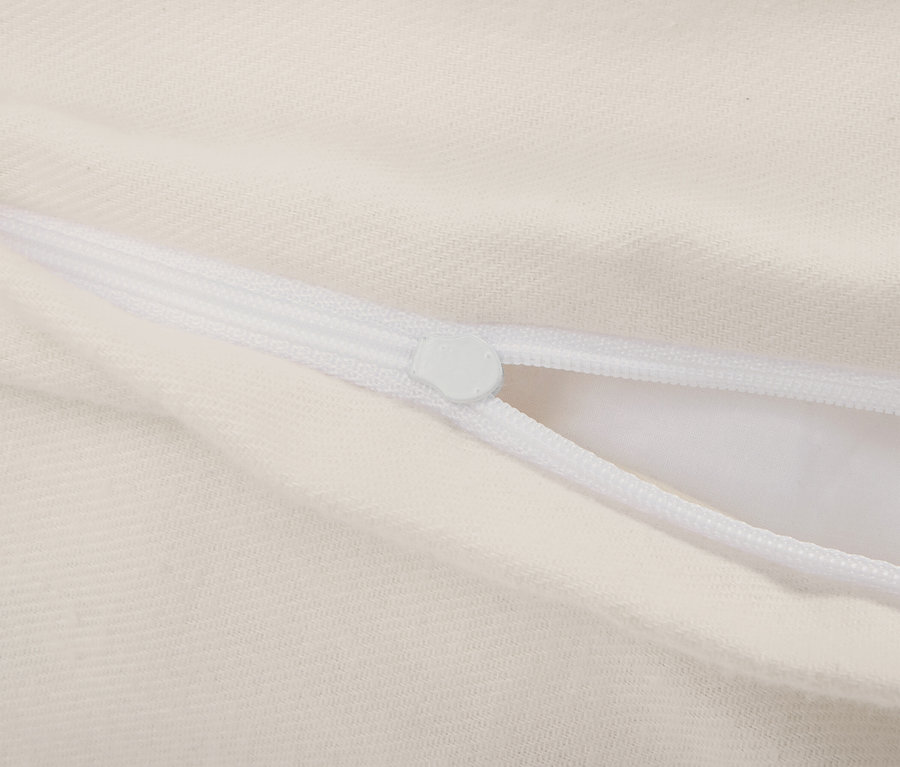 Detail zipu na flanelovém povlečení standardní velikosti.