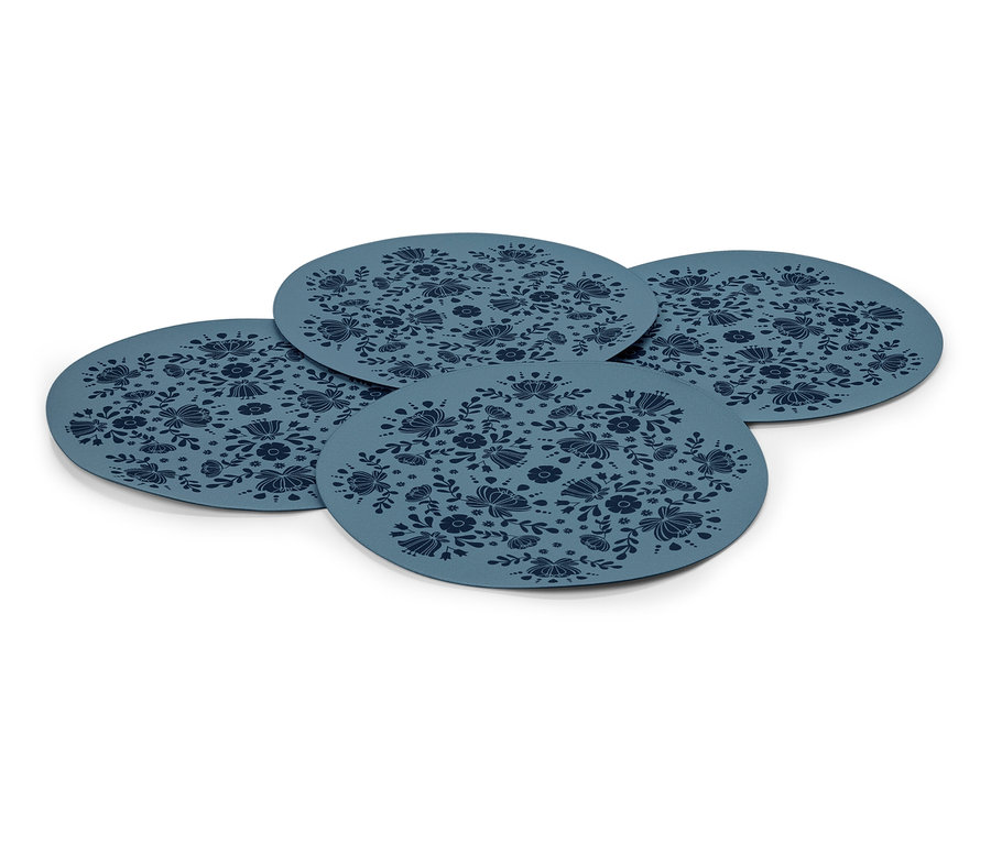 Čtyři modré prostírání s květinovým vzorem.