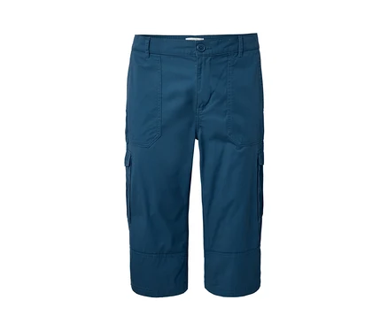 Modré cargo bermudy ve 3/4 délce.