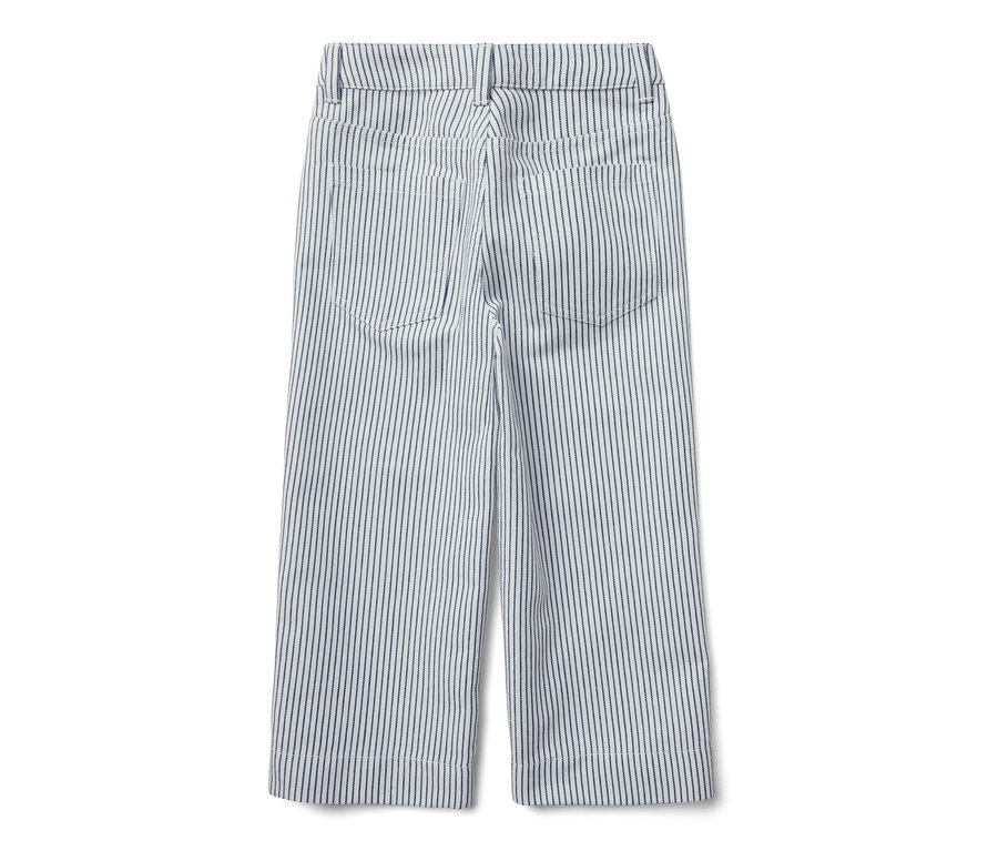 Detail dětských tkaných kalhot s modrými proužky.