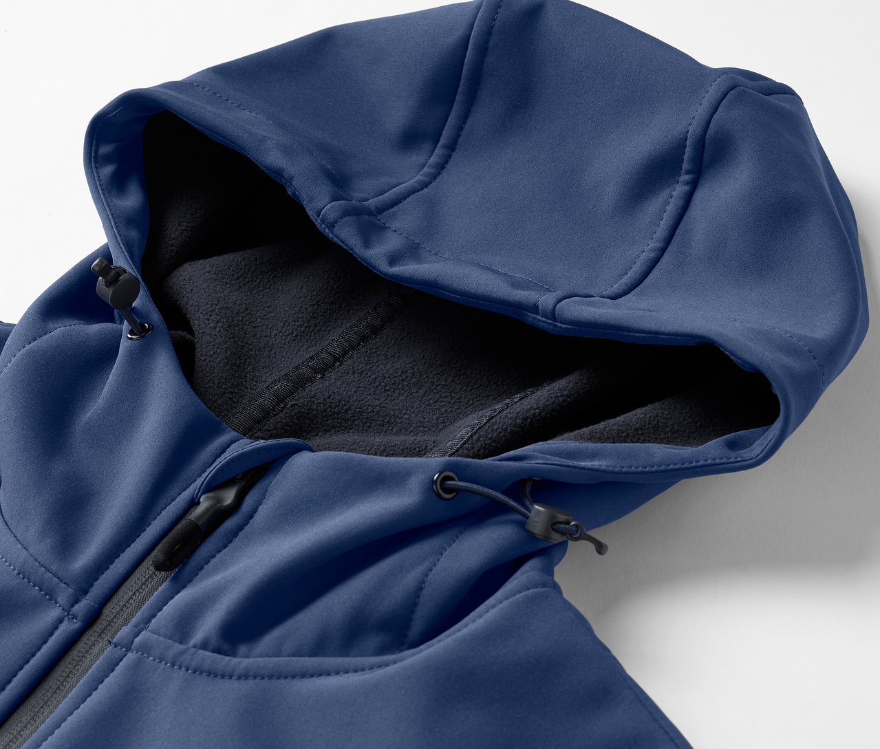 Detail modré softshellové bundy s kapucí.