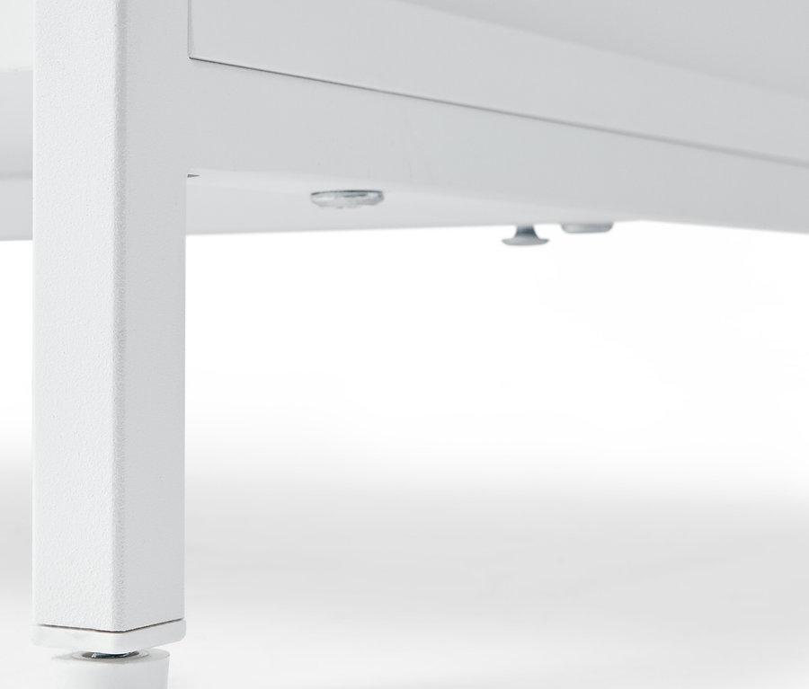 Detail bílé komody »KLAAR« se 4 zásuvkami, pohled zespodu na nohy.