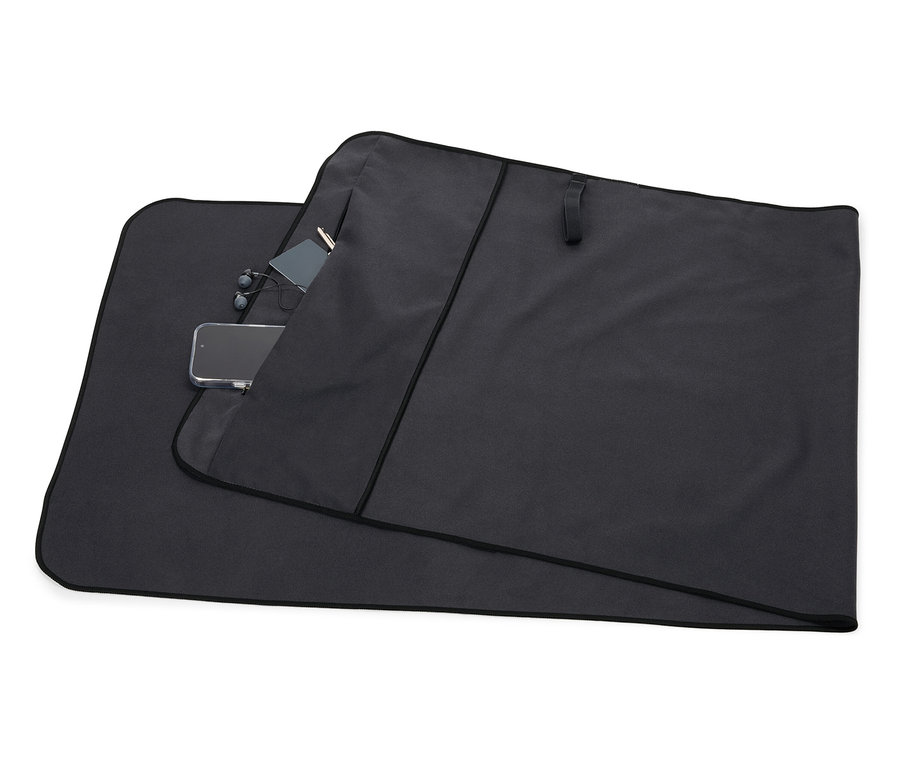 Černé pouzdro s kapsou, ve které je telefon, sluchátka a karta.