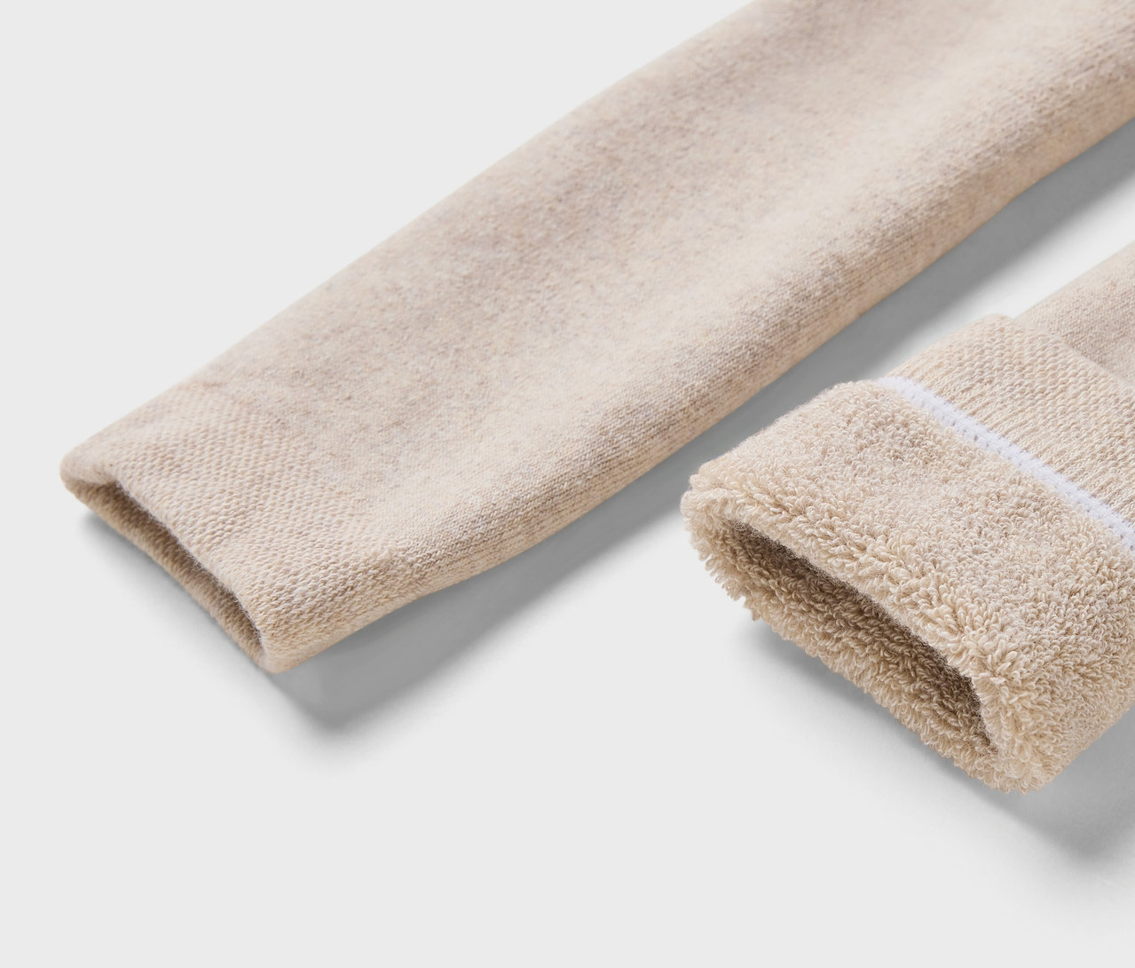 Detail béžové ponožky s plyšovým lemem.