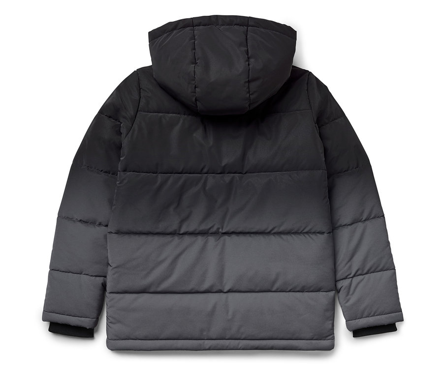 Zadní pohled na černou péřovou bundu s kapucí.