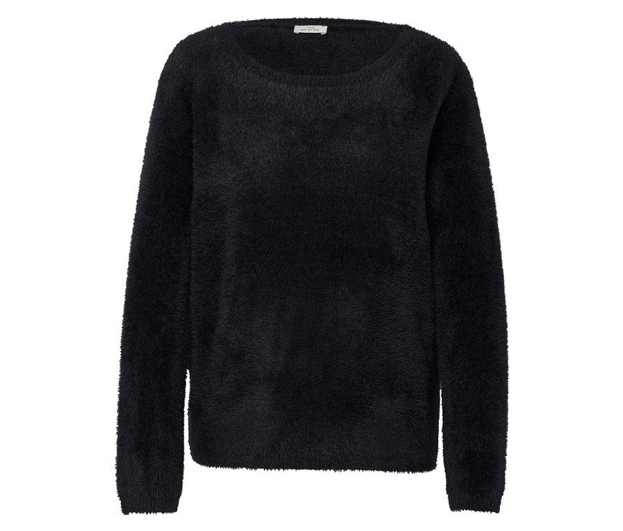 Černý chlupatý svetr s dlouhými rukávy.