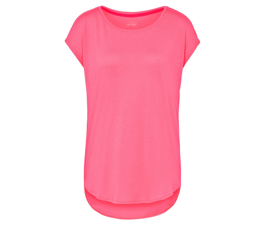 Detail dámského růžového trička s krátkými rukávy.