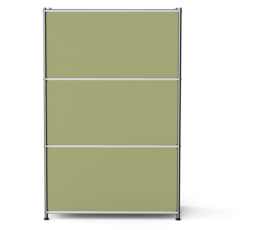 Třípatrová knihovna s kovovým rámem a olivovými panely.