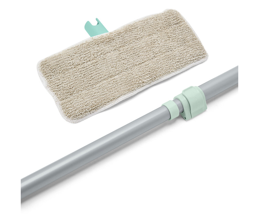 Mop s béžovou hlavicí a stříbrnou tyčí.