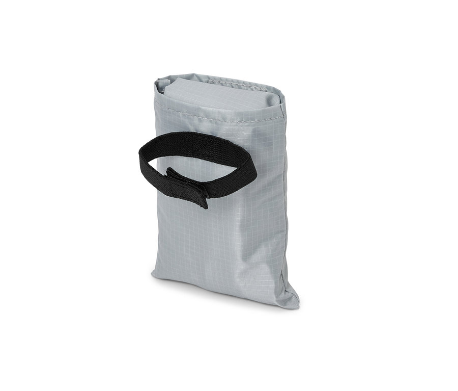 Stříbrná nákupní taška na kolo s černým popruhem.