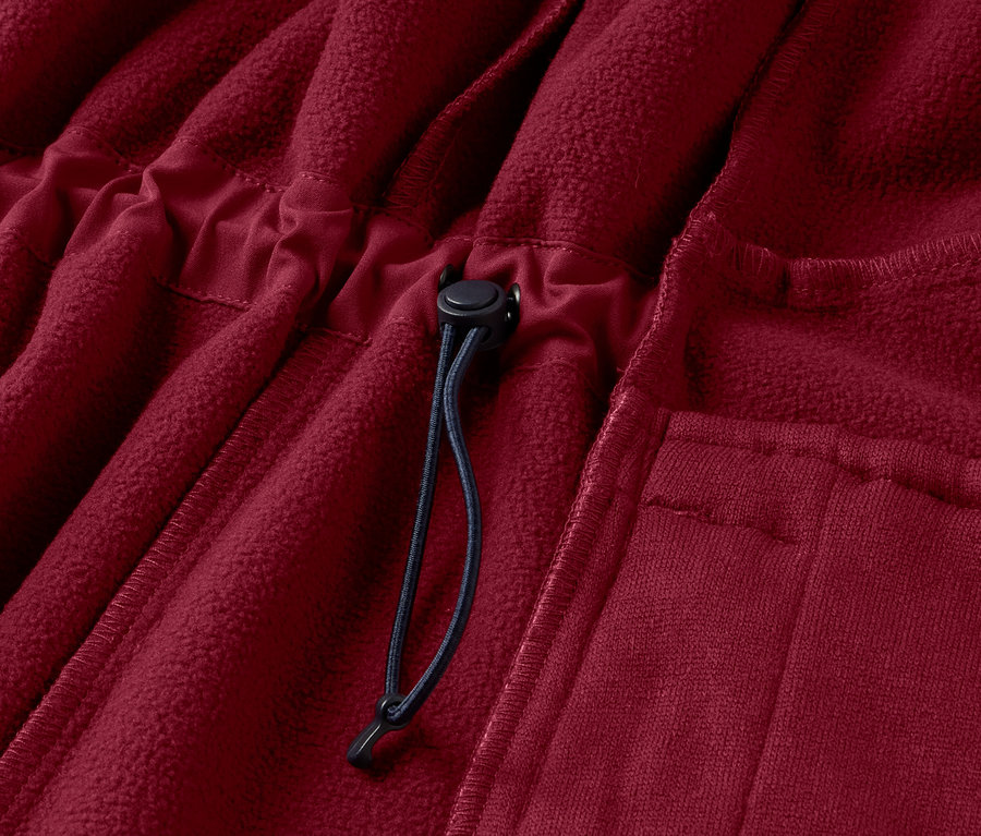 Detail tmavě červeného softshellového kabátu se stahovací šňůrkou.