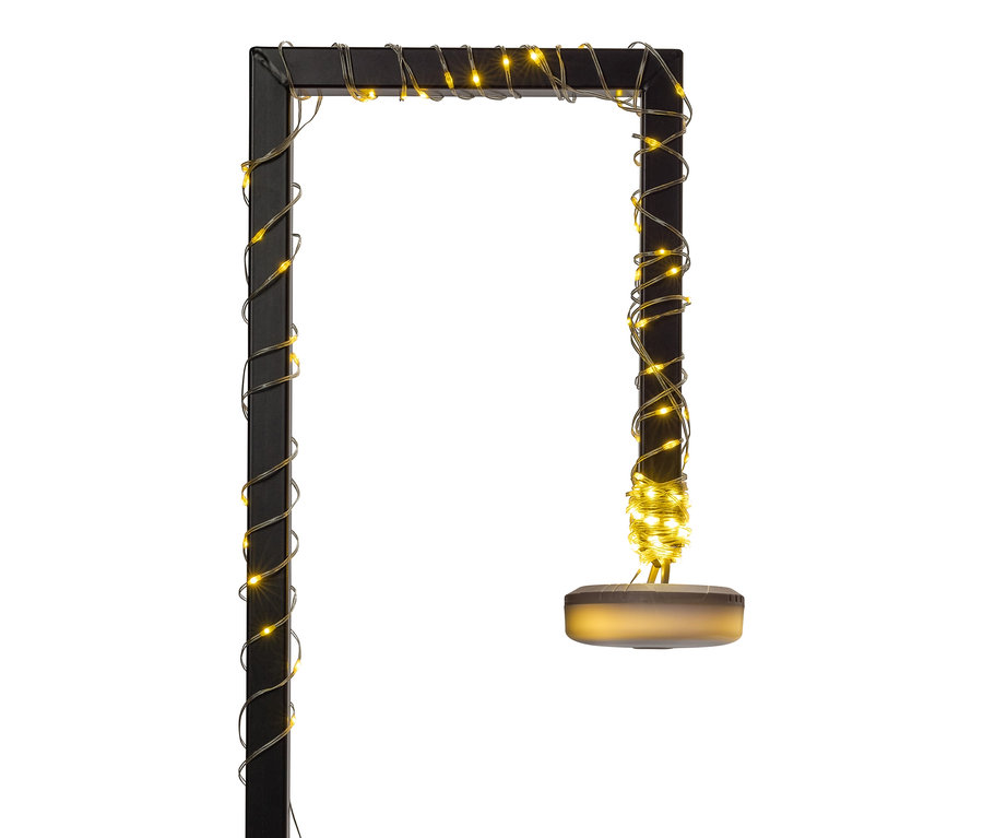Černá obdélníková stojací lampa je ovinutá teplými bílými světelnými řetězy.
