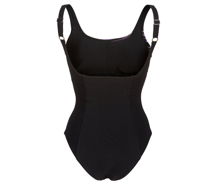 Černé plavky s nastavitelnými ramínky, focené zezadu.