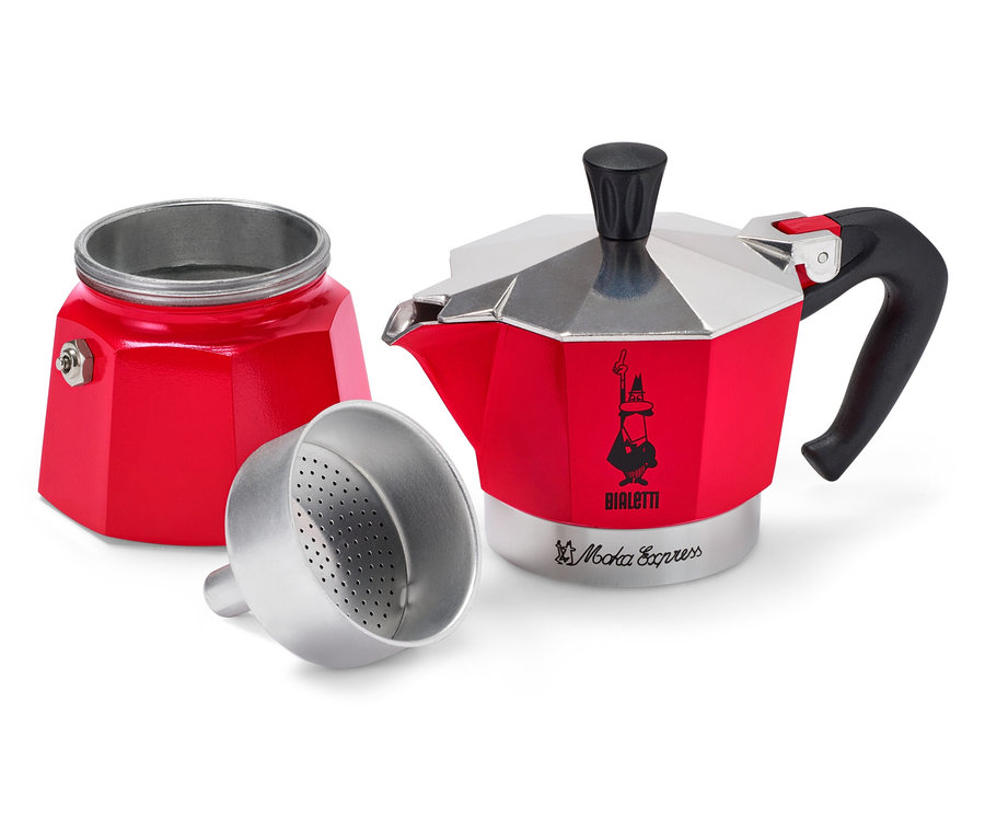 Červený kávovar Bialetti stojí vedle svých nesmontovaných částí na bílém pozadí.
