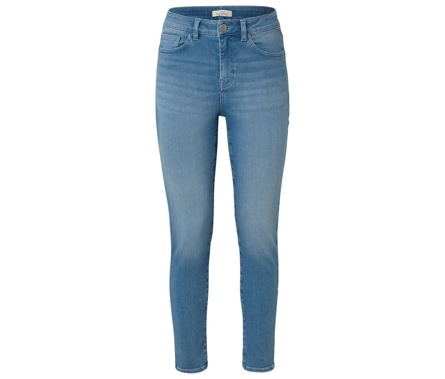 Světlé, přiléhavé džíny.