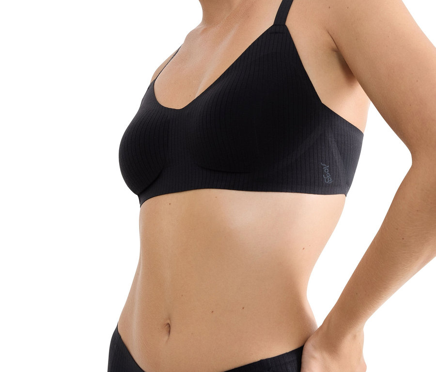 Žena má na sobě černou žebrovanou měkkou podprsenku sloggi ZERO Feel Pure Soft bra.