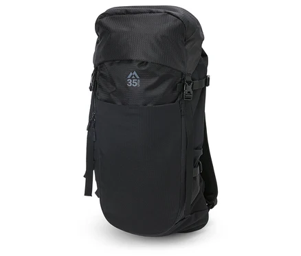 Černý turistický batoh o objemu 35 l stojící na bílém pozadí.