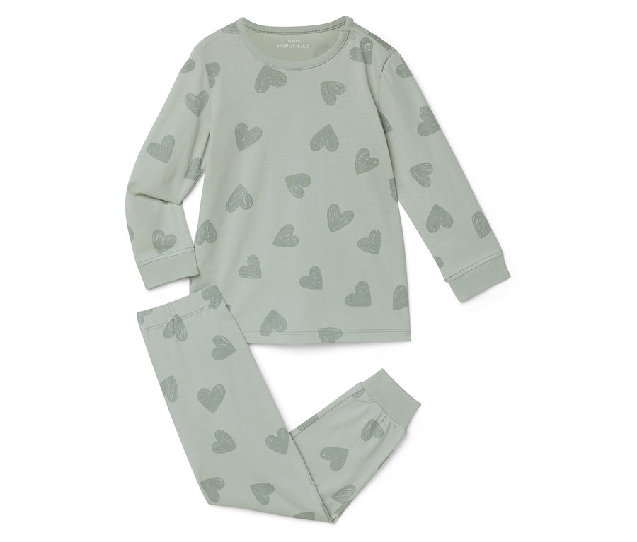 Světle zelené pyžamo se vzorem srdce leží na bílém pozadí.