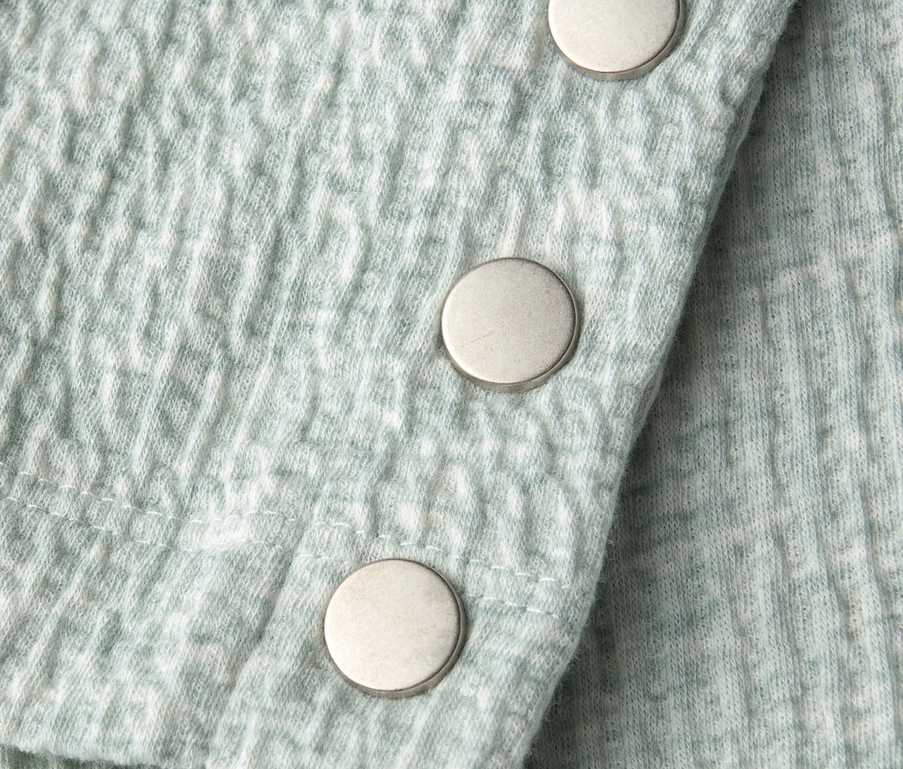 Detail strukturovaného trička Street One se stříbrnými knoflíky.