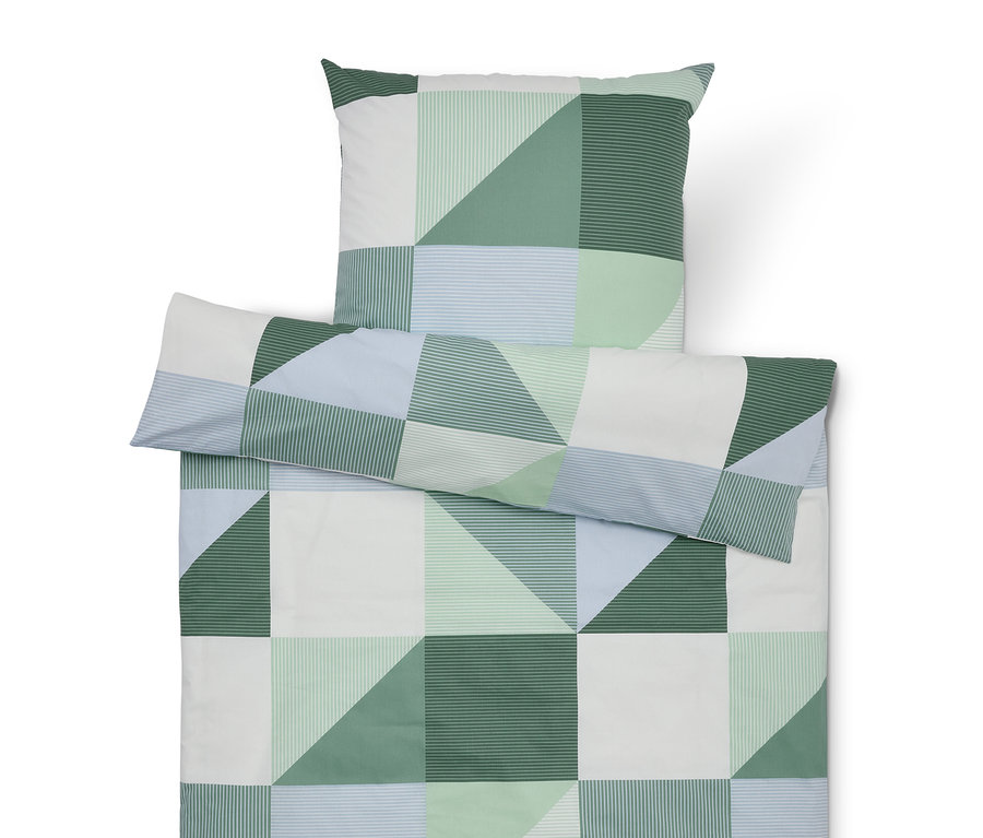 Sada ložního prádla s geometrickým vzorem v odstínech zelené, modré a bílé, skládající se z povlaku na polštář, povlaku na přikrývku a dalšího povlaku na polštář.