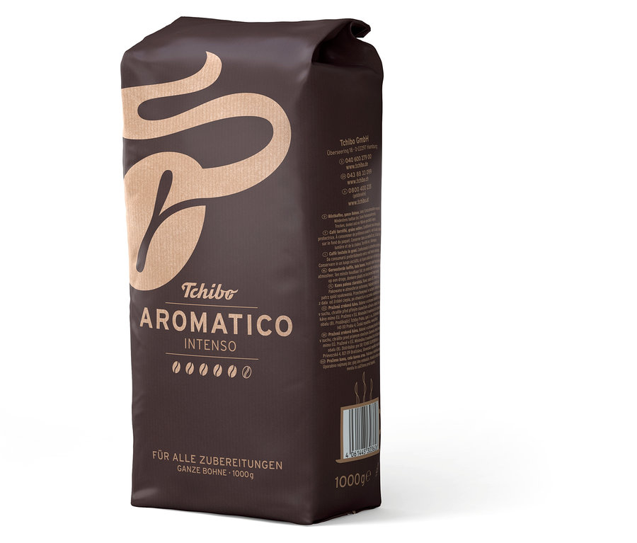 Stojící hnědé balení zrnkové kávy Aromatico Intenso – 1 kg od Tchibo.