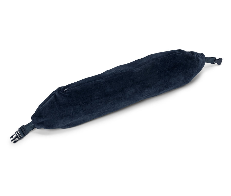 Dlouhý, tmavě modrý polštář leží diagonálně na bílém povrchu.