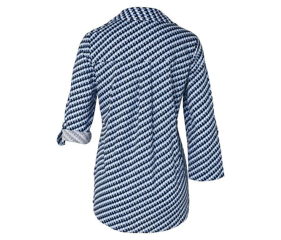 Pohled zezadu na modro-bílou vzorovanou halenku s tříčtvrtečními rukávy.