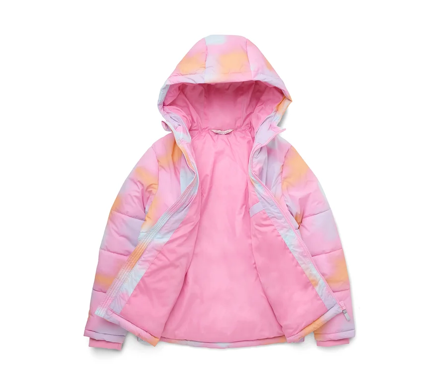 Růžová prošívaná bunda s pastelovým tie-dye vzorem v oranžové, modré a fialové barvě, s kapucí a otevřeným zipem odhalujícím jednobarevnou růžovou podšívku.