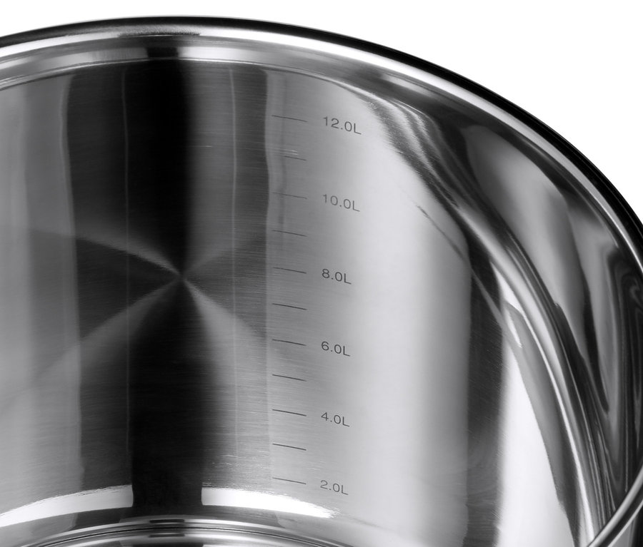 Detailní pohled do XL hrnce z ušlechtilé oceli s vyznačenou stupnicí objemu.