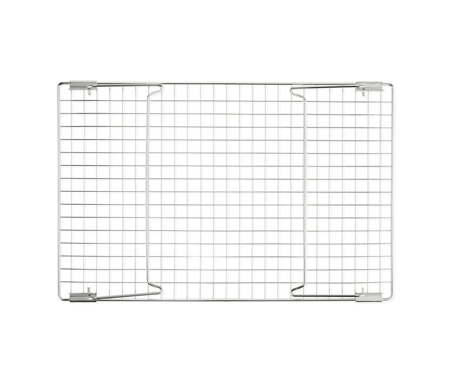 Detailní pohled na třípatrovou chladicí mřížku na bílém pozadí.