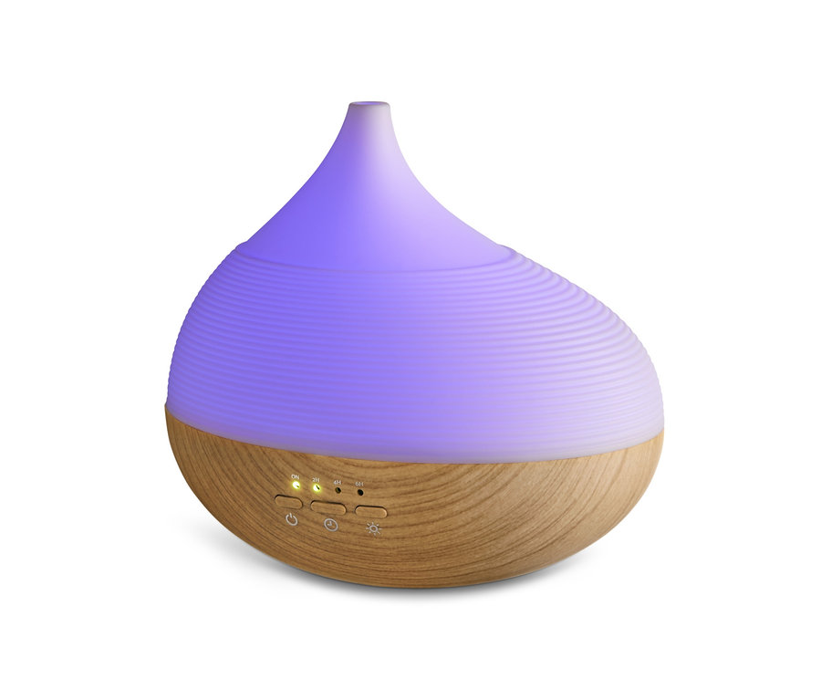 Rozptylovač vonných esencí s wellness osvětlením s dřevěnou základnou a fialovým světlem.