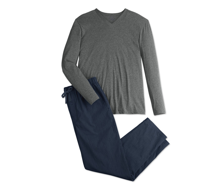 Šedé pyžamo s dlouhým rukávem a modré kalhoty.