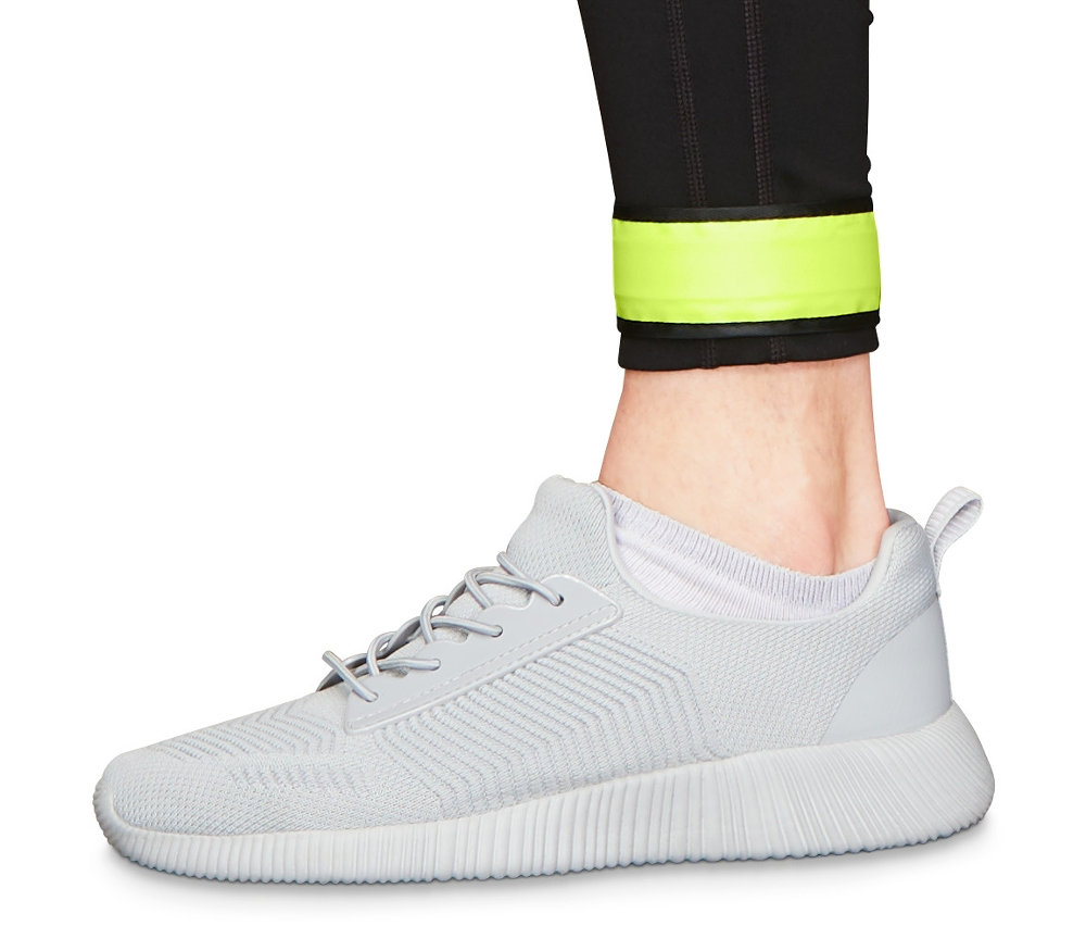 Noha v černých legínách a šedé botě. Na noze jsou vidět světelné pásky s LED, 2 ks.