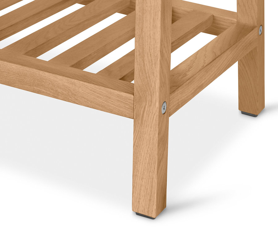 Detail lavice na sezení s odkládací plochou.