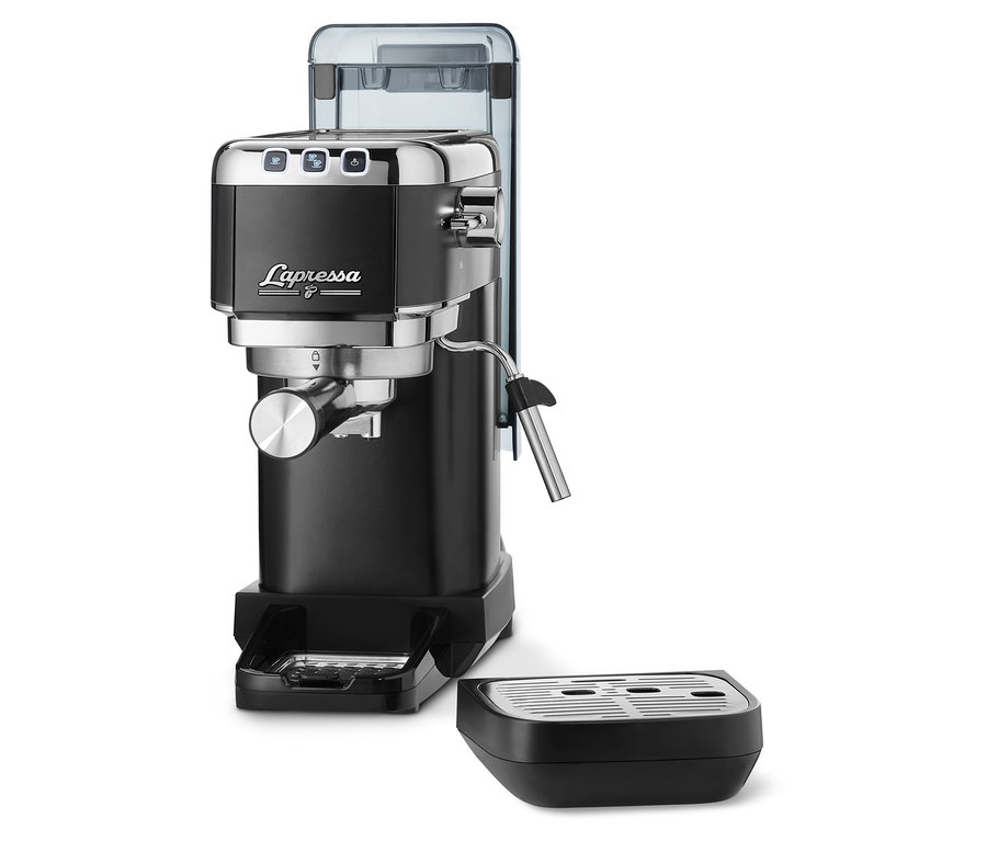Černý kávovar na espresso.