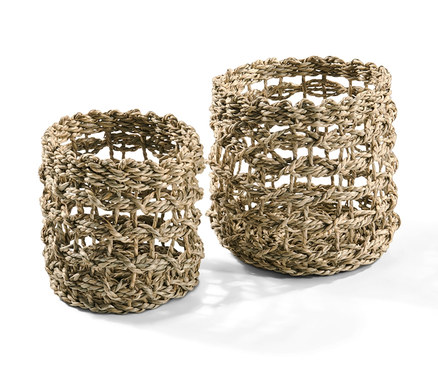 Dva úložné košíky na bílém pozadí.