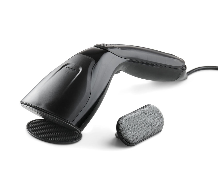 Černý napařovač s nástavcem a kabelem na bílém pozadí.