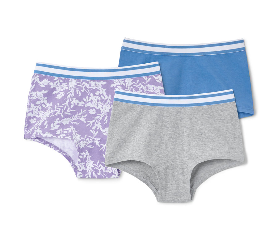 Troje dívčí kalhotky.