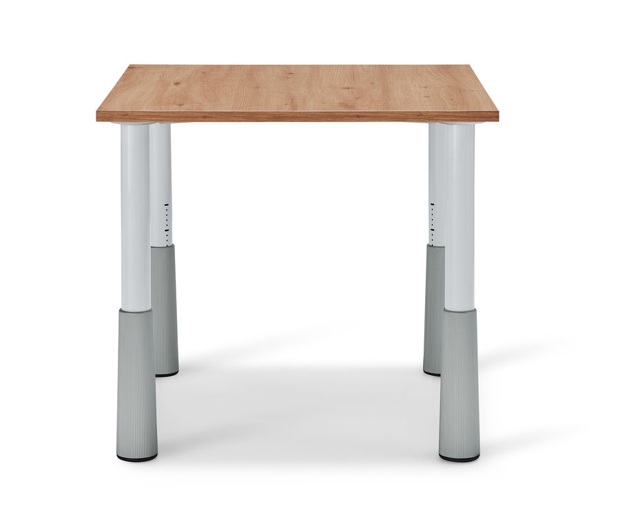 Detailní pohled na výškově nastavitelný dětský stůl s dřevěnou deskou a bílými nohami.